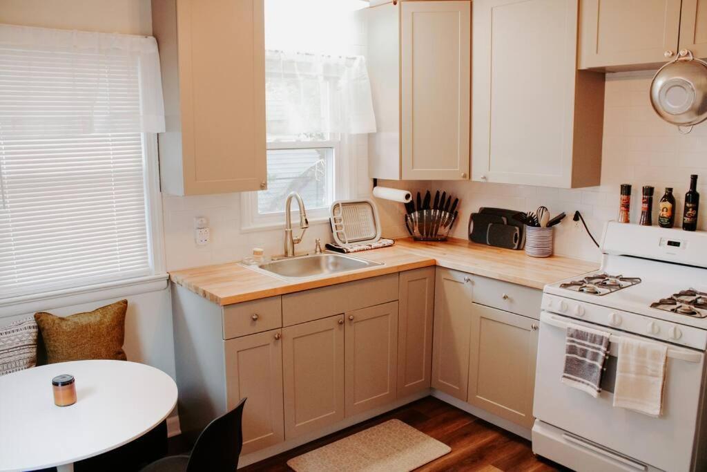 Cozy House Near Lake Erie, 10 Minutes To Downtown. كليفلاند المظهر الخارجي الصورة